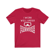 Load image into Gallery viewer, I work well under Pressure - Unisex Tee shirt